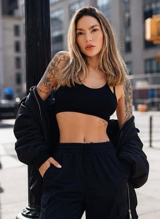 בתל אביב – סקסית אישה קסומה בלונדינית