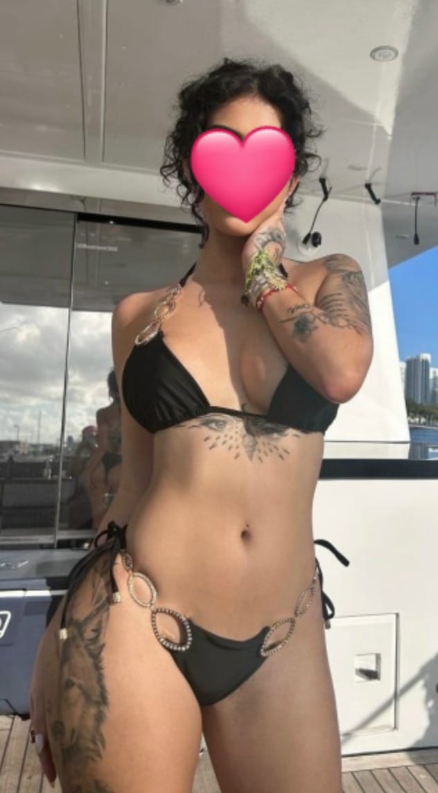 מאיה – בת ים מארחת סקסית