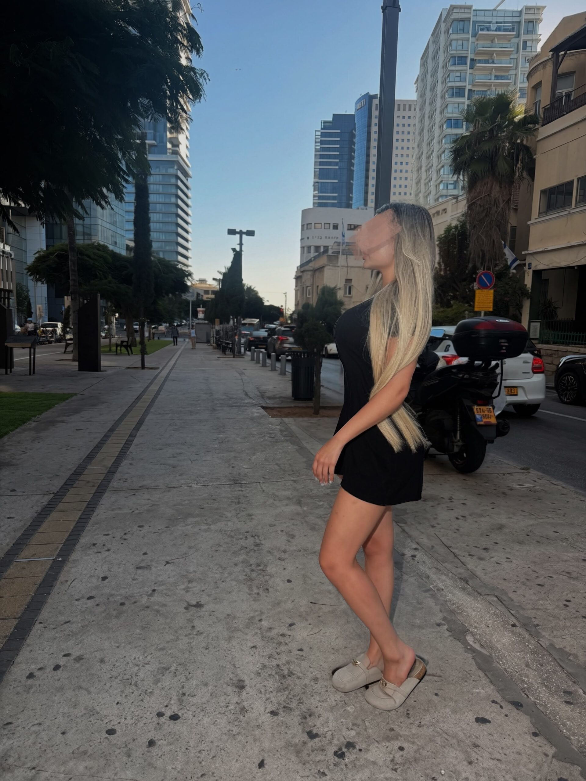 תל אביב – ברונטית תיירת